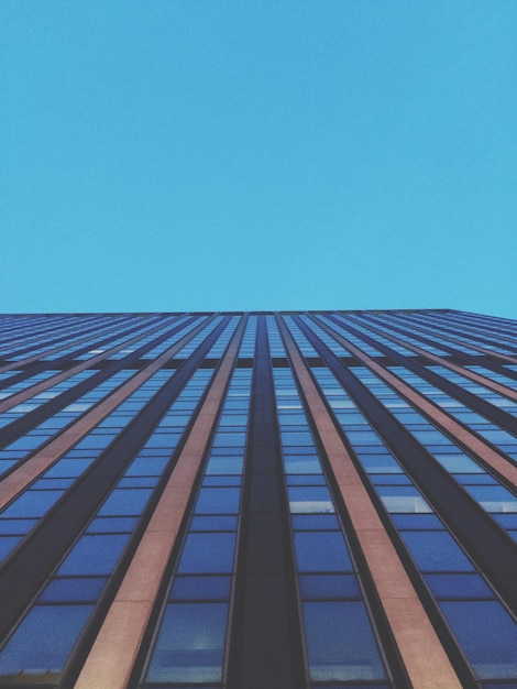 Photo vue à faible angle d'un bâtiment moderne sur un ciel bleu clair