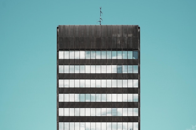 Vue à faible angle d'un bâtiment moderne contre un ciel clair