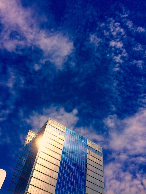 Vue à faible angle d'un bâtiment moderne contre un ciel nuageux