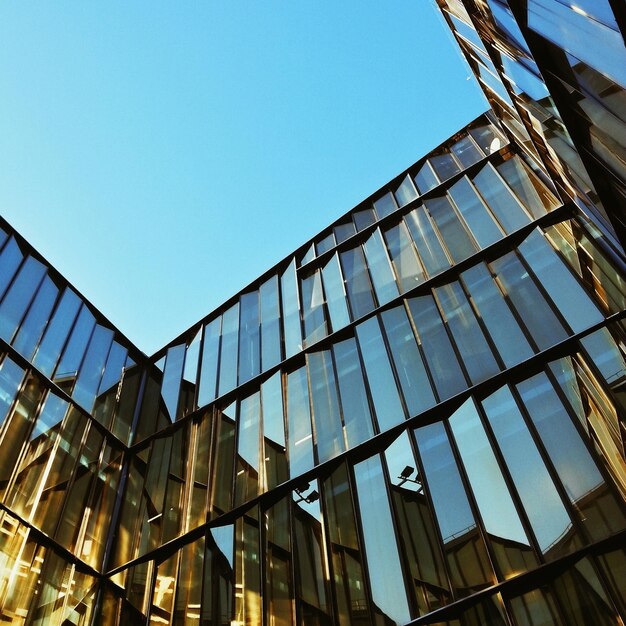 Vue à faible angle d'un bâtiment moderne en verre contre un ciel clair