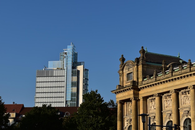 Vue à faible angle des bâtiments sur un ciel bleu clair