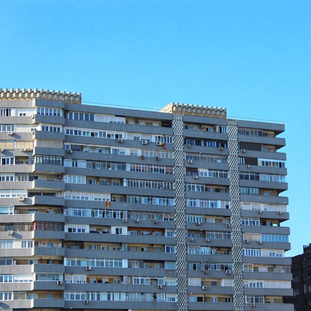 Photo vue à faible angle des bâtiments sur un ciel bleu clair