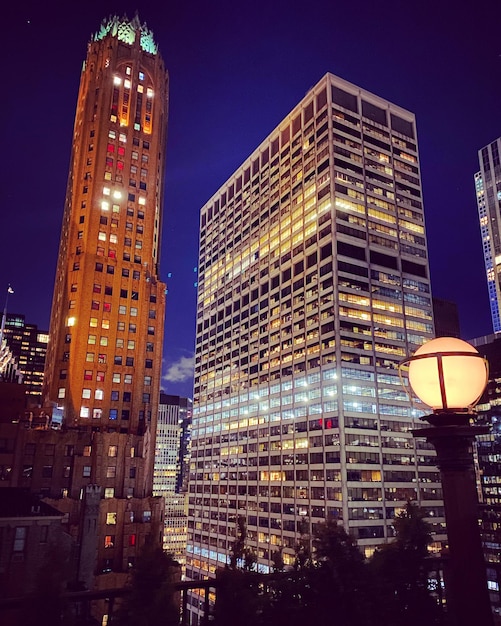 Photo vue à faible angle des bâtiments éclairés contre le ciel la nuit