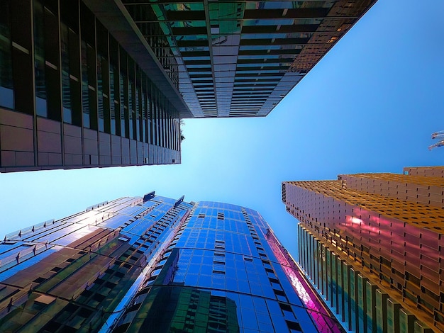 Photo vue à faible angle des bâtiments modernes contre un ciel bleu clair