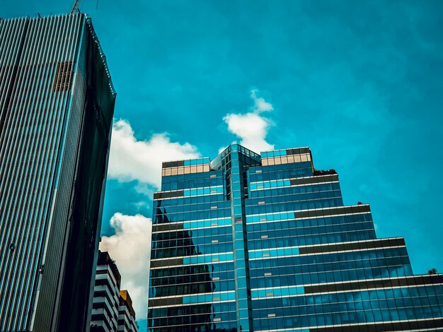 Photo vue à faible angle des bâtiments modernes contre le ciel bleu