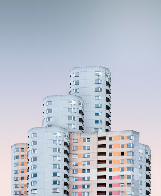 Vue à faible angle des bâtiments modernes contre un ciel dégagé