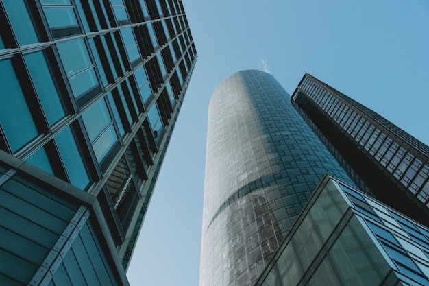 Vue à faible angle des bâtiments modernes contre le ciel en ville par une journée ensoleillée