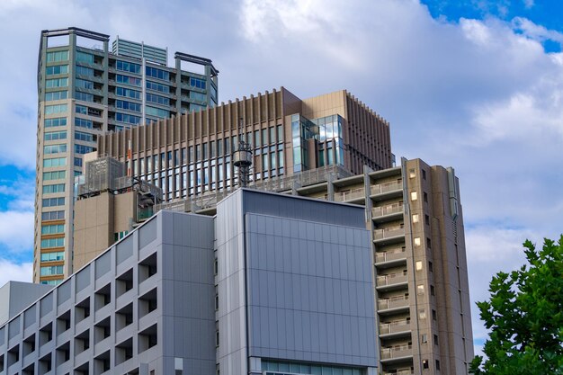 Vue à faible angle des bâtiments modernes contre le ciel en ville