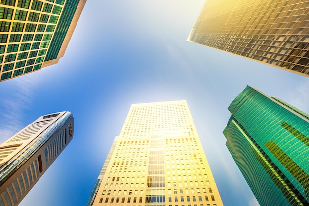 Photo vue à faible angle des bâtiments modernes contre le ciel