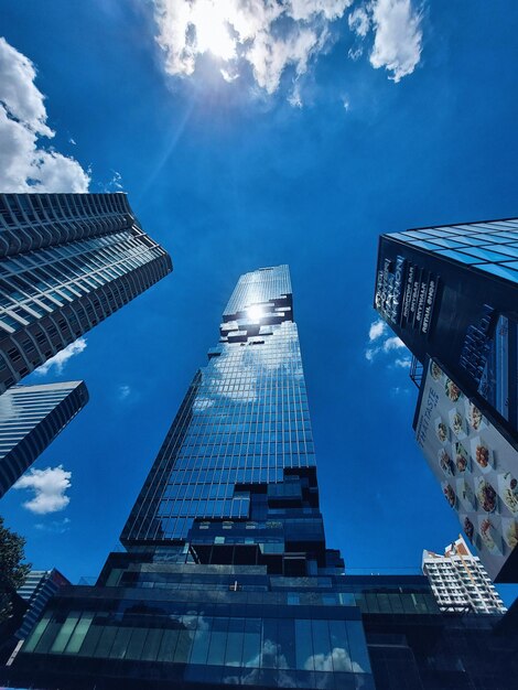 Photo vue à faible angle des bâtiments modernes contre le ciel