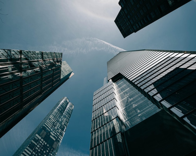 Vue à faible angle des bâtiments modernes contre le ciel