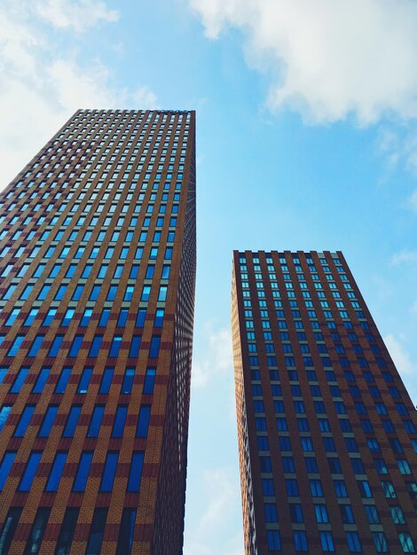 Photo vue à faible angle des bâtiments modernes contre le ciel