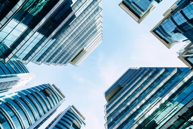 Vue à faible angle des bâtiments modernes contre le ciel