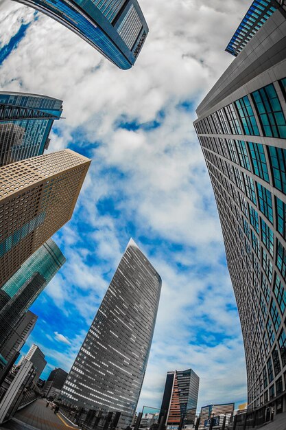 Photo vue à faible angle des bâtiments modernes contre le ciel