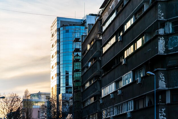 Vue à faible angle des bâtiments modernes contre le ciel