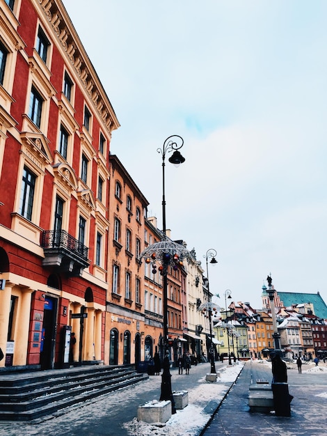 Vue à faible angle des bâtiments par rue contre le ciel