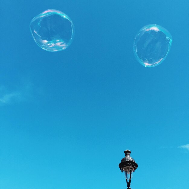 Photo vue à faible angle des bulles contre le ciel bleu