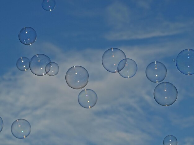 Photo vue à faible angle des bulles contre le ciel