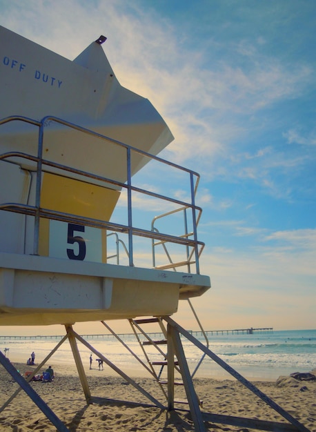 Vue à faible angle de la cabane de sauveteur sur la plage contre le ciel