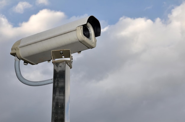 Vue à faible angle de la caméra de sécurité contre un ciel nuageux