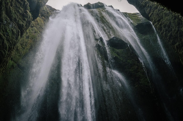 Vue à faible angle de la cascade contre un ciel clair