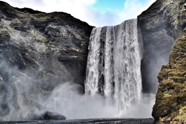 Vue à faible angle de la cascade contre le ciel
