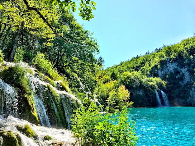 Photo vue à faible angle de la cascade par le lac contre le ciel