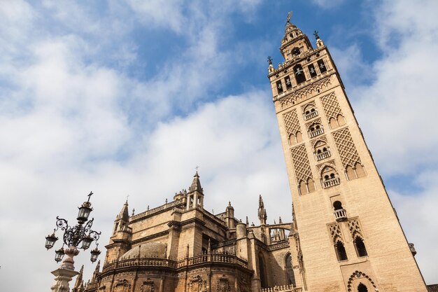 Photo vue à faible angle de la cathédrale de la giralda contre le ciel