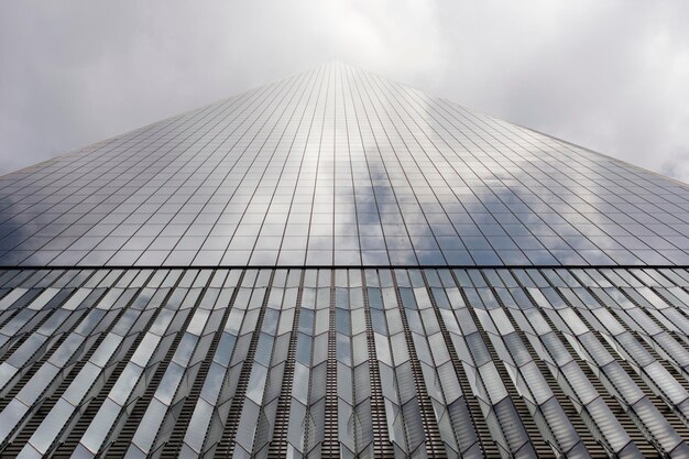 Vue à faible angle d'un centre commercial mondial contre le ciel