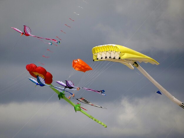 Photo vue à faible angle des cerfs-volants volant contre le ciel pendant le festival
