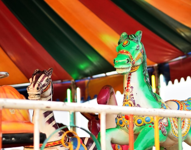 Photo vue à faible angle des chevaux de carrousel multicolores