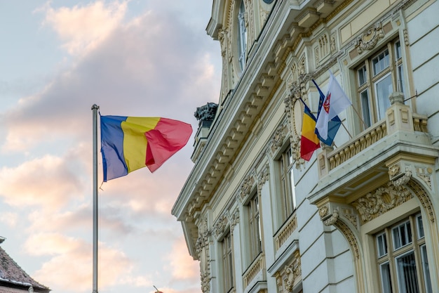 Vue à faible angle des drapeaux accrochés au milieu des bâtiments contre le ciel