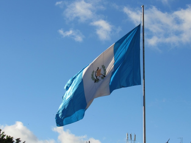Photo vue à faible angle des drapeaux contre le ciel bleu