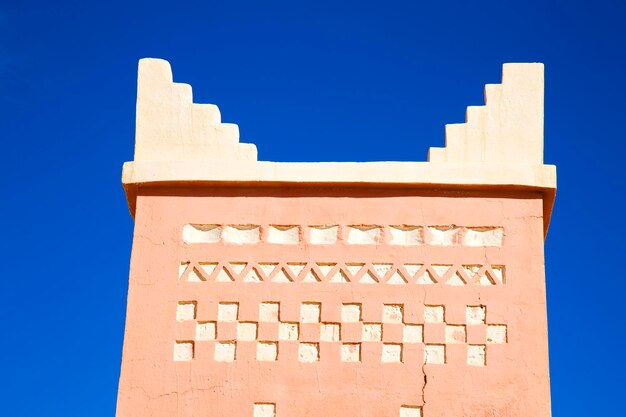 Photo vue à faible angle du bâtiment sur un ciel bleu clair