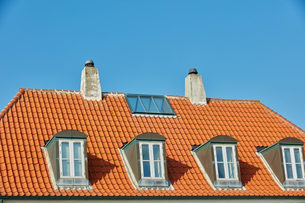 Vue à faible angle du bâtiment sur un ciel bleu clair