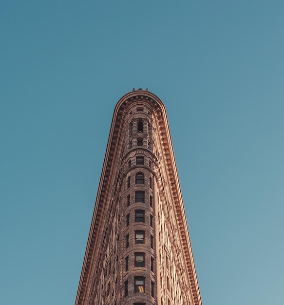 Photo vue à faible angle du bâtiment sur un ciel bleu clair