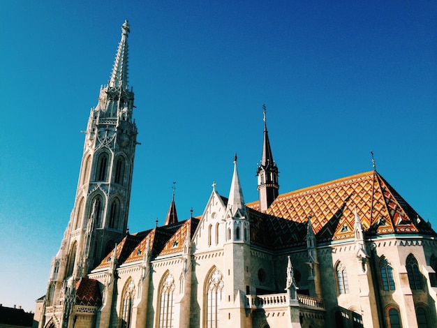 Vue à faible angle du bâtiment sur un ciel bleu clair