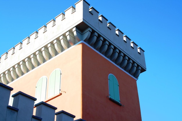 Photo vue à faible angle du bâtiment sur un ciel bleu clair