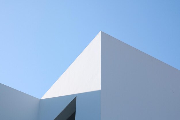 Photo vue à faible angle du bâtiment sur un ciel bleu clair