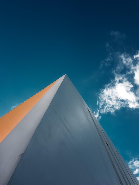 Vue à faible angle du bâtiment sur un ciel nuageux