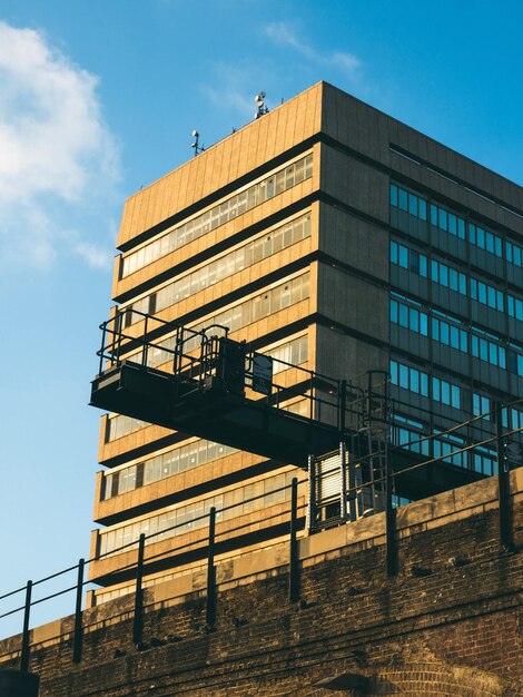 Photo vue à faible angle du bâtiment sur un ciel nuageux