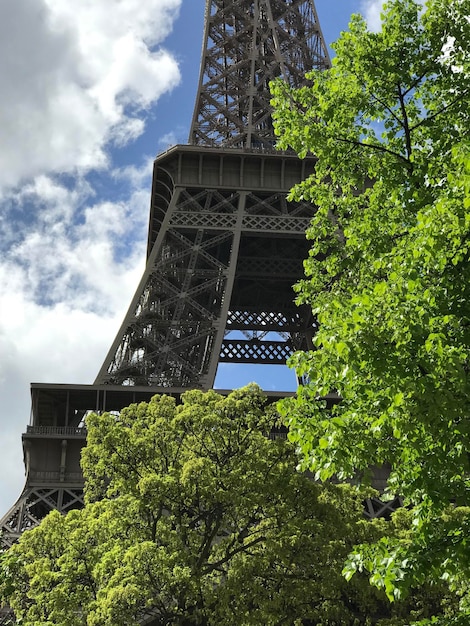 Photo vue à faible angle du bâtiment sur un ciel nuageux