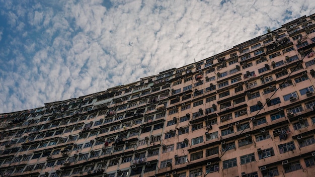 Vue à faible angle du bâtiment sur un ciel nuageux