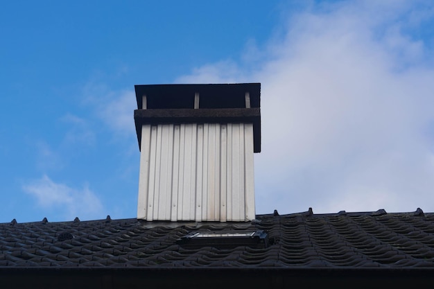 Photo vue à faible angle du bâtiment sur un ciel nuageux