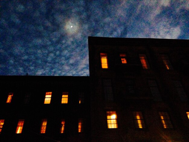 Photo vue à faible angle du bâtiment contre le ciel la nuit