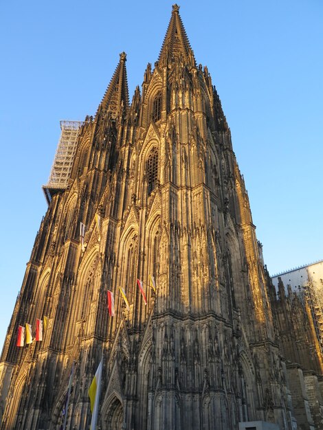 Photo vue à faible angle du bâtiment du temple contre un ciel dégagé