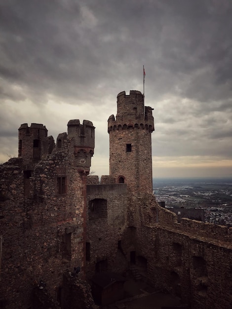 Photo vue à faible angle du bâtiment historique sur un ciel nuageux