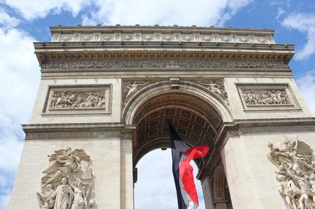 Photo vue à faible angle du bâtiment historique sur un ciel nuageux