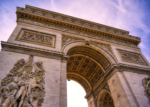 Photo vue à faible angle du bâtiment historique sur un ciel nuageux