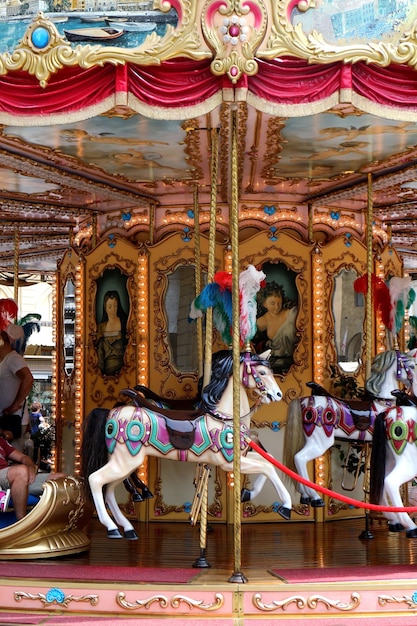 Vue à faible angle du carrousel dans un parc d'attractions